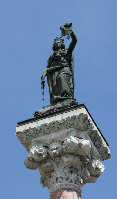 Monumento a los Fueros.